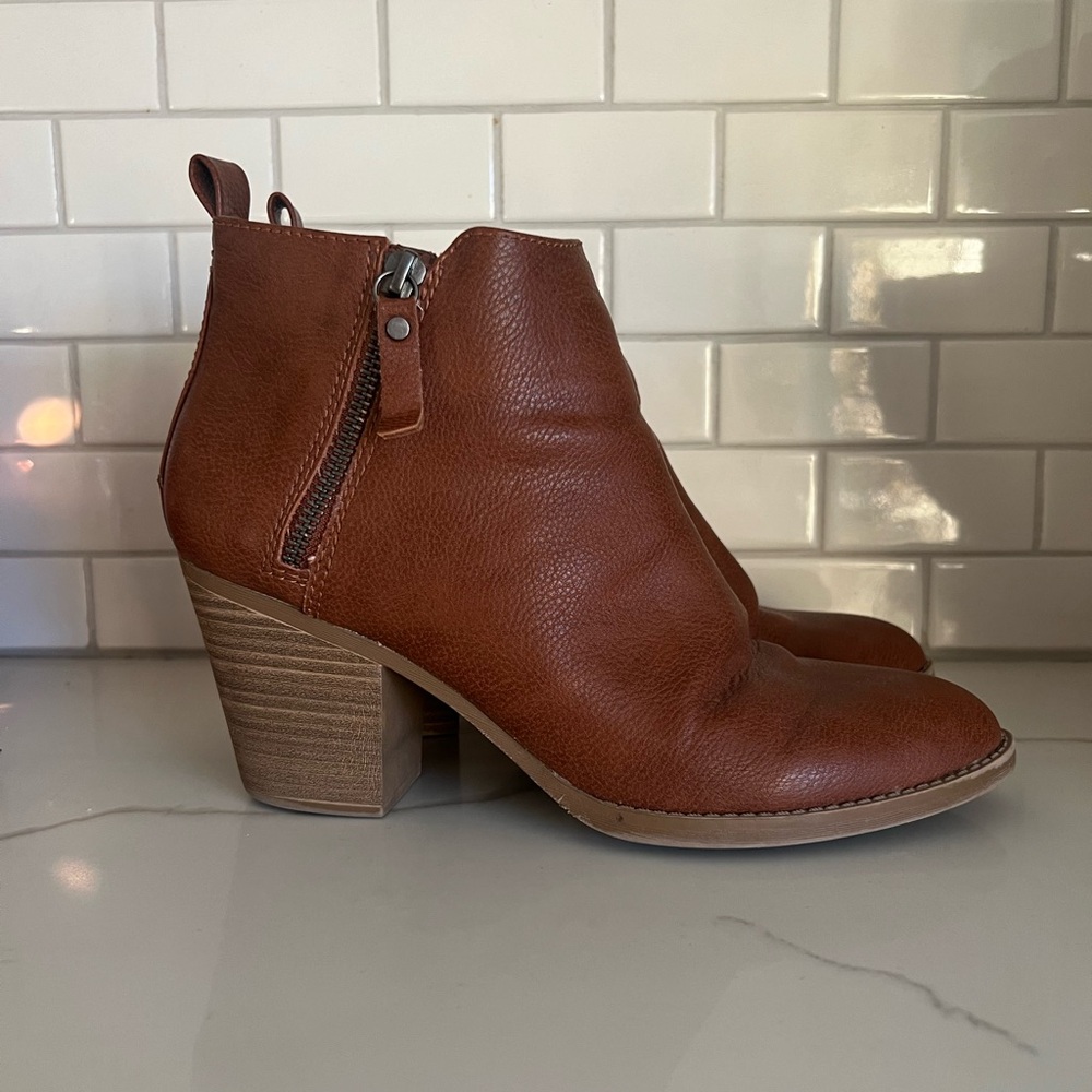 Universal Thread Boots size 10